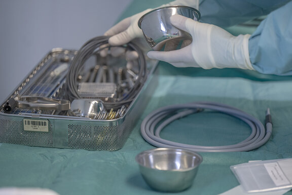 OP-Vorbereitung mit medizinischen Instrumenten 